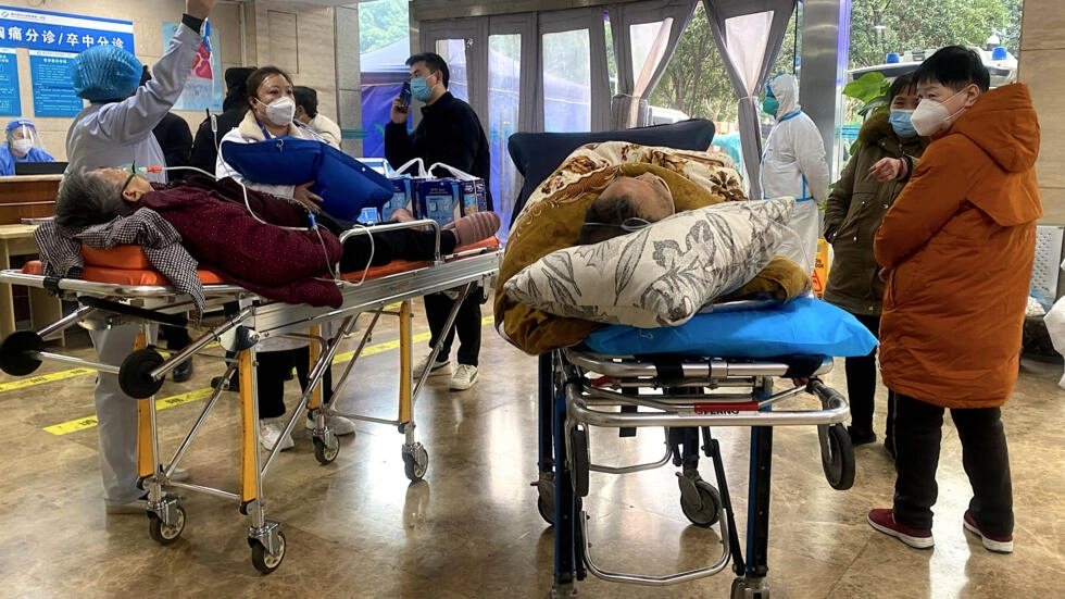 La Chine «submergée» face à une vague de contaminations au Covid-19